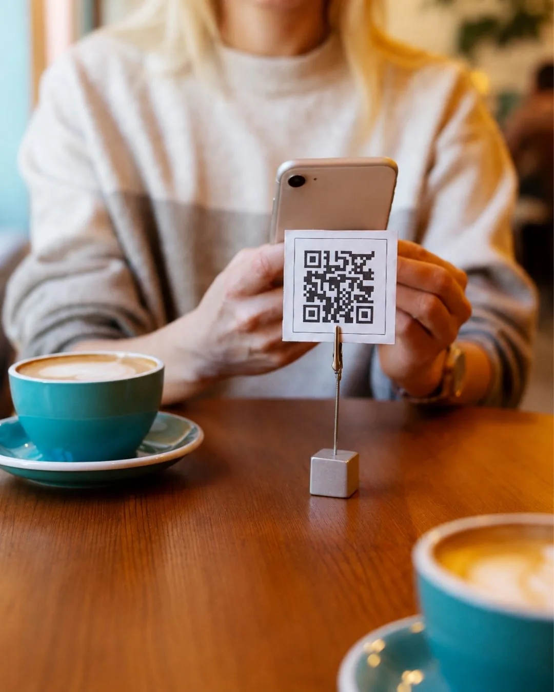 Gast scannt QR-Code am Tisch
